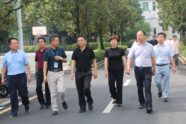 听取汇报.JPG