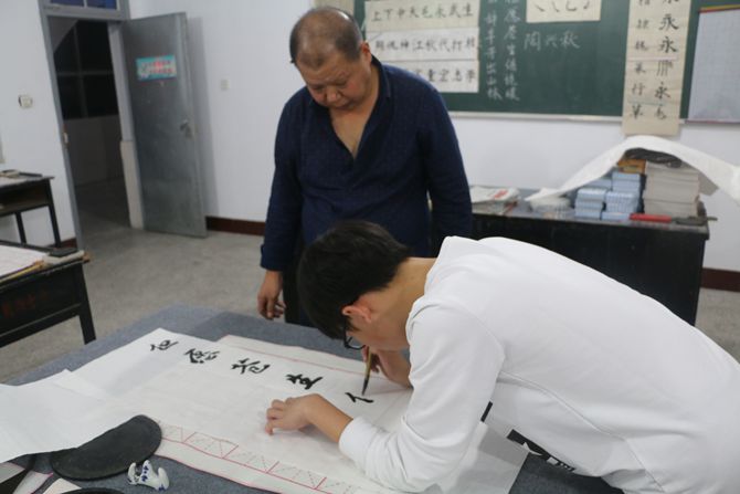 何金安老师指导书法学习.JPG