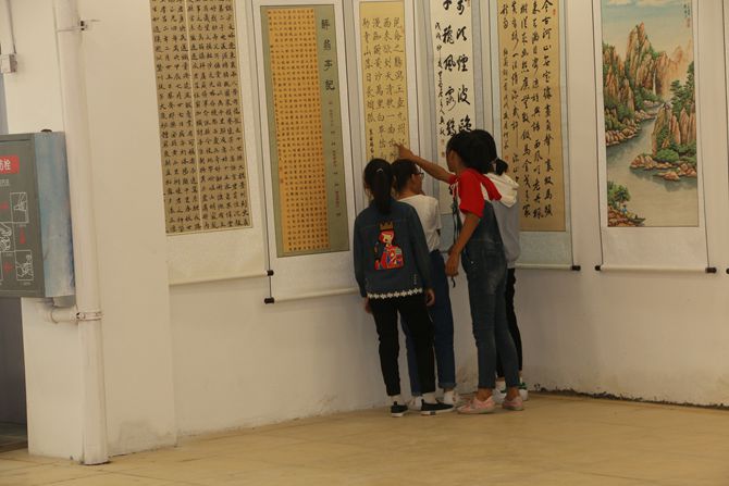 学生欣赏、感悟书画作品.JPG