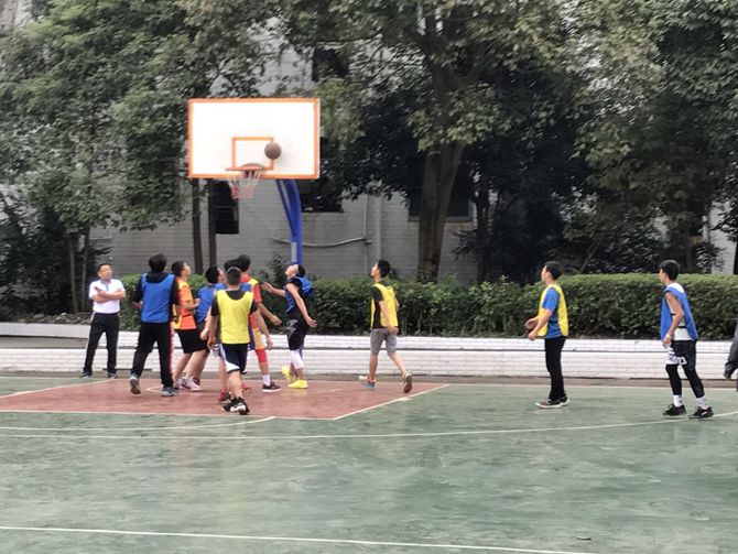 186班与187班男子对阵.jpg