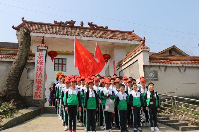 返回时，敬老院门前留影.JPG