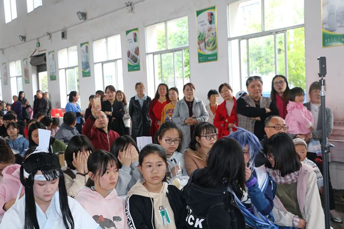 部分家长观展.JPG