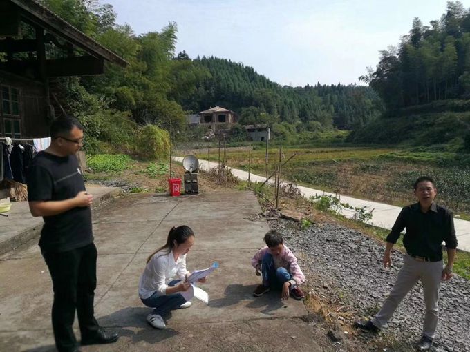 房前司机对周玲珑进行教学.jpg