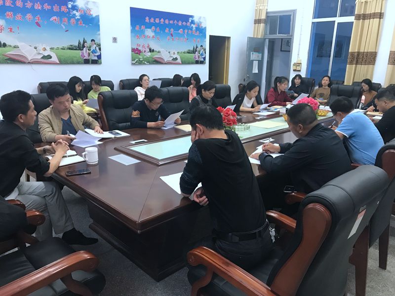 汪艳芳在解读《教研工作计划》.JPG
