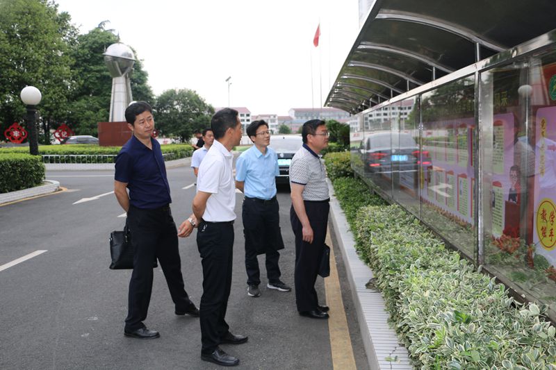 县纪委监委、驻教育局纪检监察组领导检视师德师风宣传栏.JPG