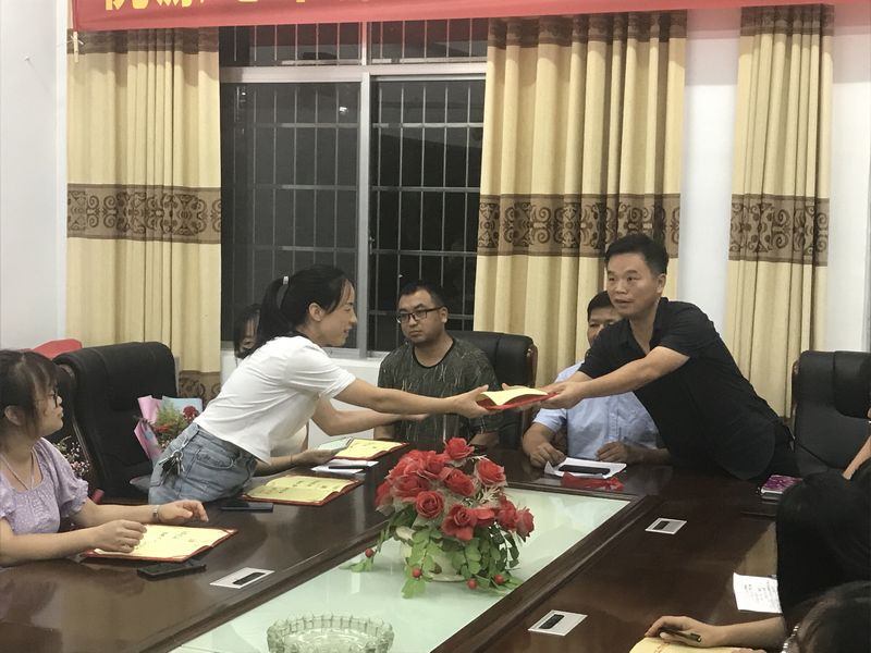 副校长鄢凯雄代表学校颁发聘书.JPG