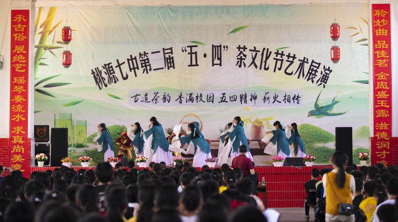 古色的主题,鲜亮的对联.jpg
