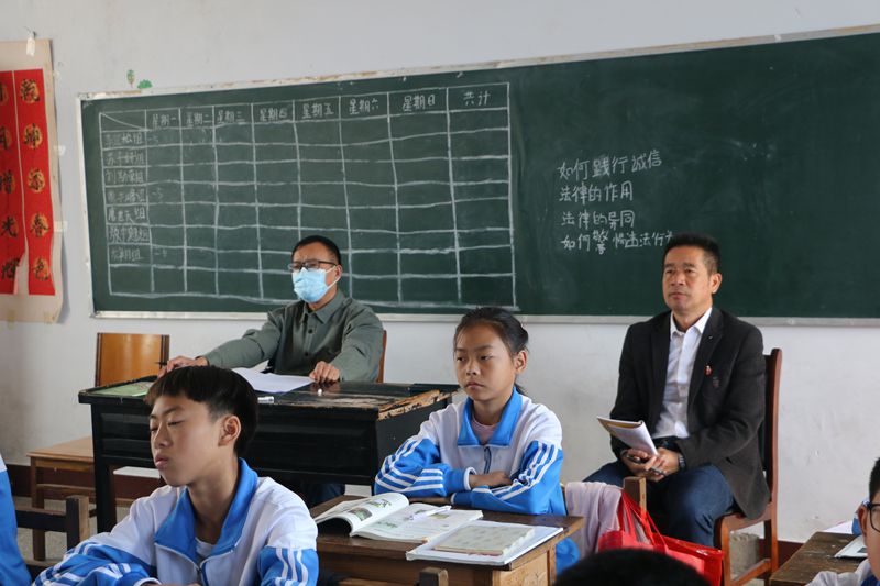 教研室主任姜胜云和校长蔡志坚在听课.JPG